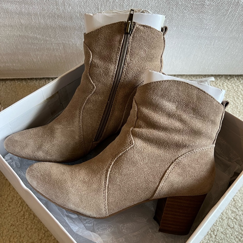 Pre-Loved Steve Madden Western Booties in Taupe Suede. Size 7.5